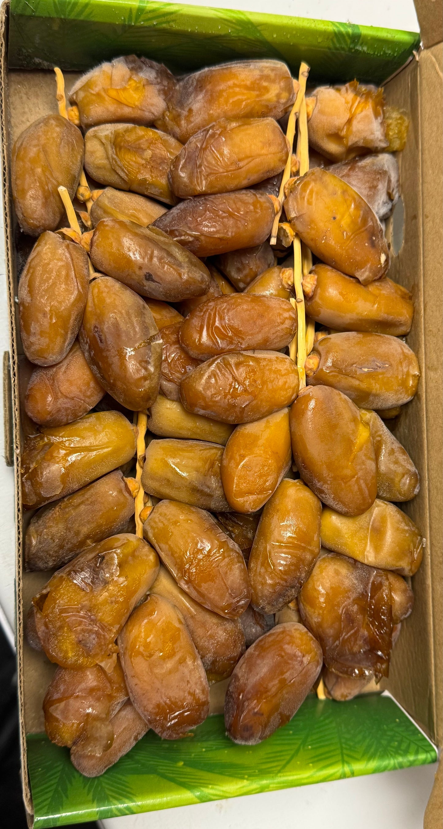 Tayeb Algerian Golden Deglet Nour Branched Dates 1kg FOODS ZaytunaMart.ca