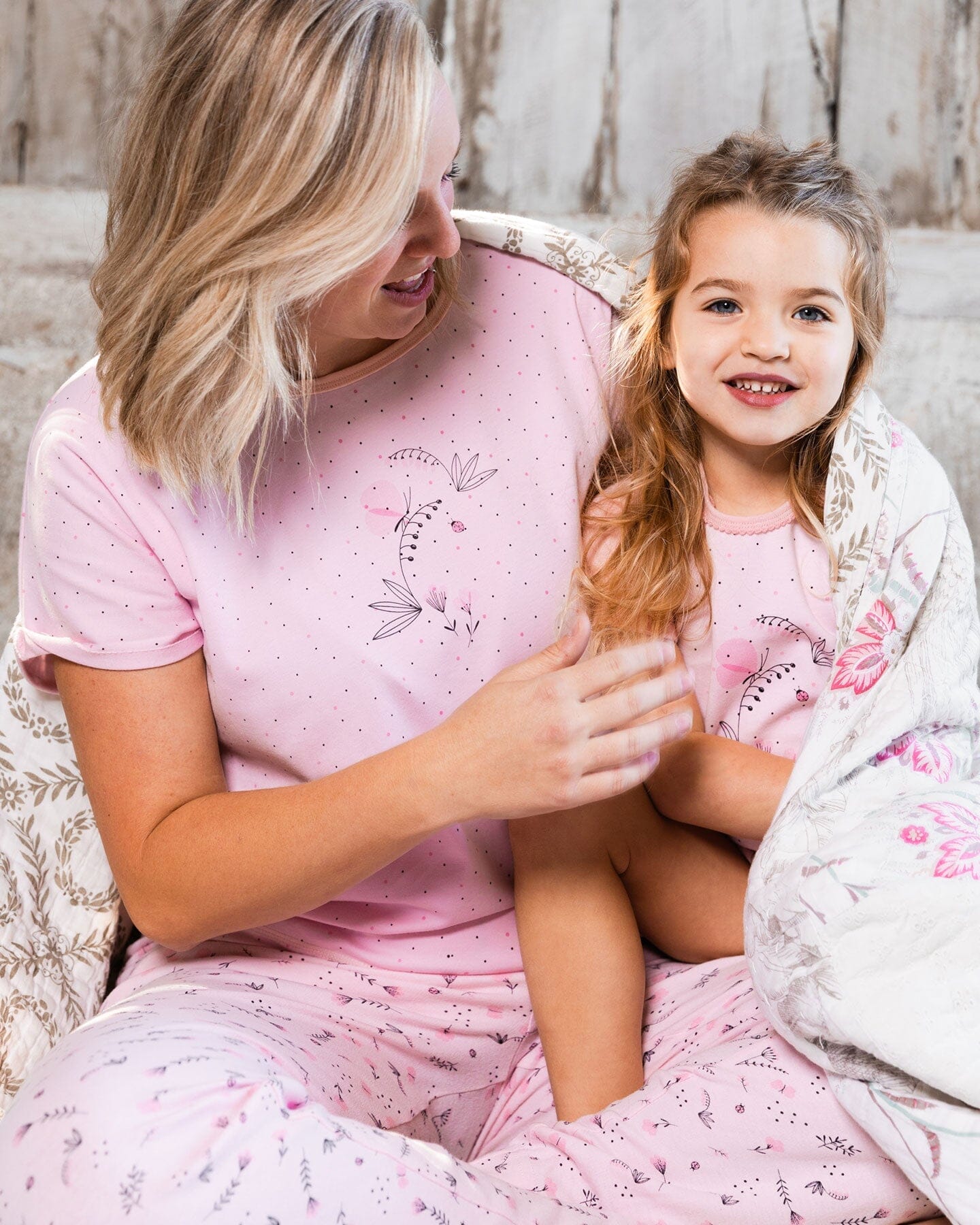 Women'S Printed Organic Cotton Two-Piece Pajama Set Small Pink Flowers On Pale Pink Background