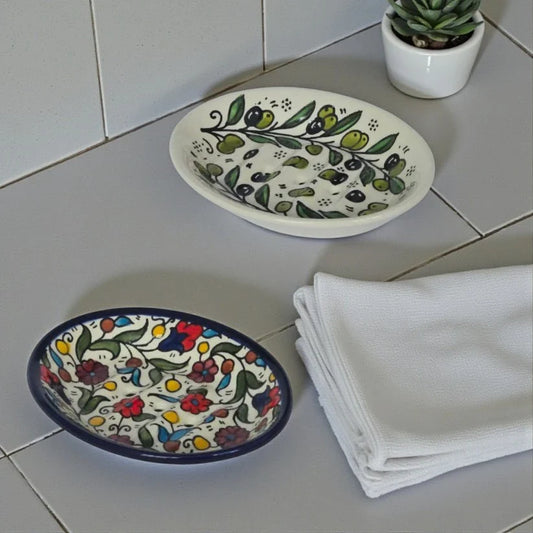 Porte-savon en céramique avec drainage (Motifs Olives et Floraux) 11×14.3×3 cm – Support de savon